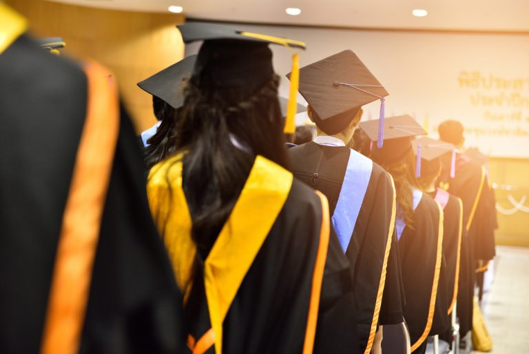 104 人力銀行:2019 大學畢業後念研究所,哪個科系錢最多?